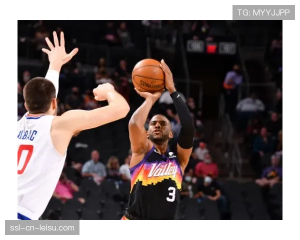 特写：克里斯·保罗在菲尼克斯领取纪念戒指，与老队友逐一拥抱