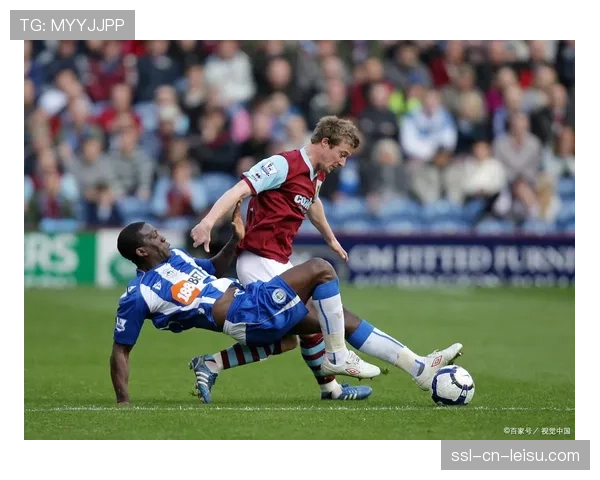 雨战！谢菲联对阵伯恩利比赛在暴雨中进行